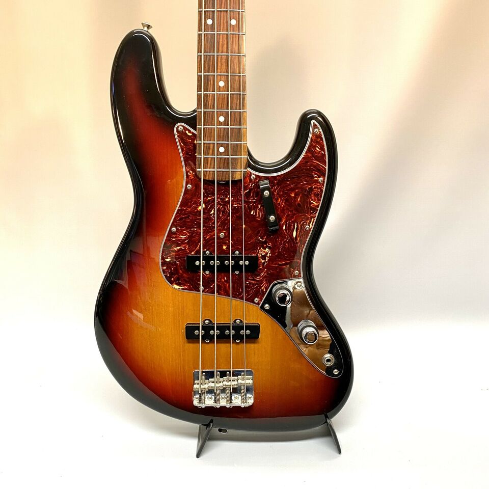 Es wird ein Jazz Bass von dem Hersteller Fender dargestellt