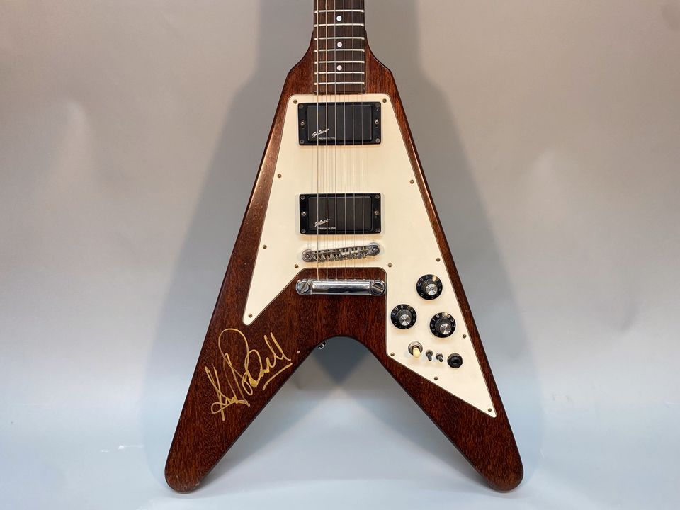 Flying V mit EMG Select Pickups Andy Powell Autogramm Case