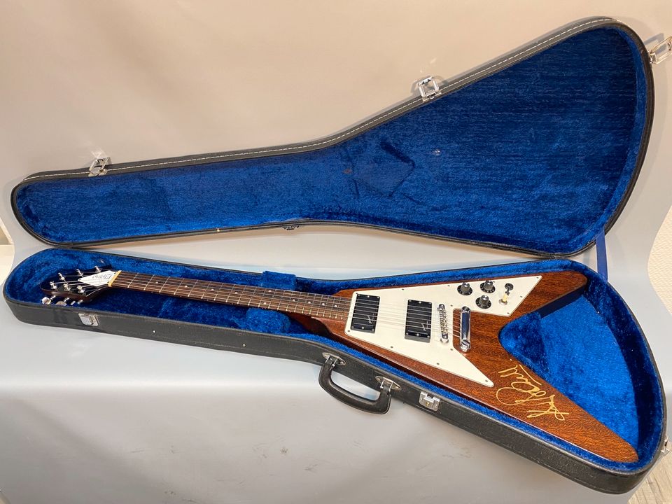 Flying V mit EMG Select Pickups Andy Powell Autogramm Case