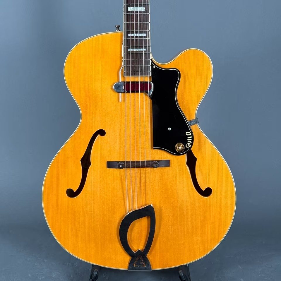 Guild A-150B DeArmond 1000 Rhythm Chief Floating Archtop PU inkl. Koffer